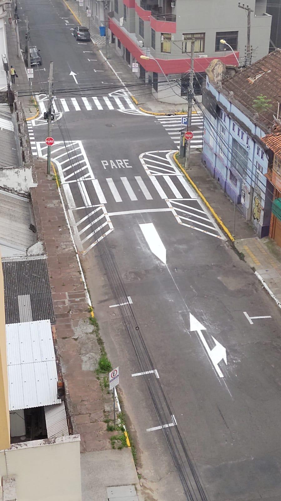 As pinturas foram feitas nos cruzamentos da rua Brasil com a rua Marqu&ecirc;s do Herval e rua Brasil com a rua Bento Gon&ccedil;alves