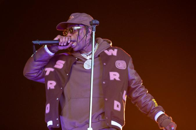 V&iacute;timas do tumulto que causou 8 mortes durante um festival de m&uacute;sica no Texas entraram com uma denuncia contra os rappers Travis Scott (foto) e Drake