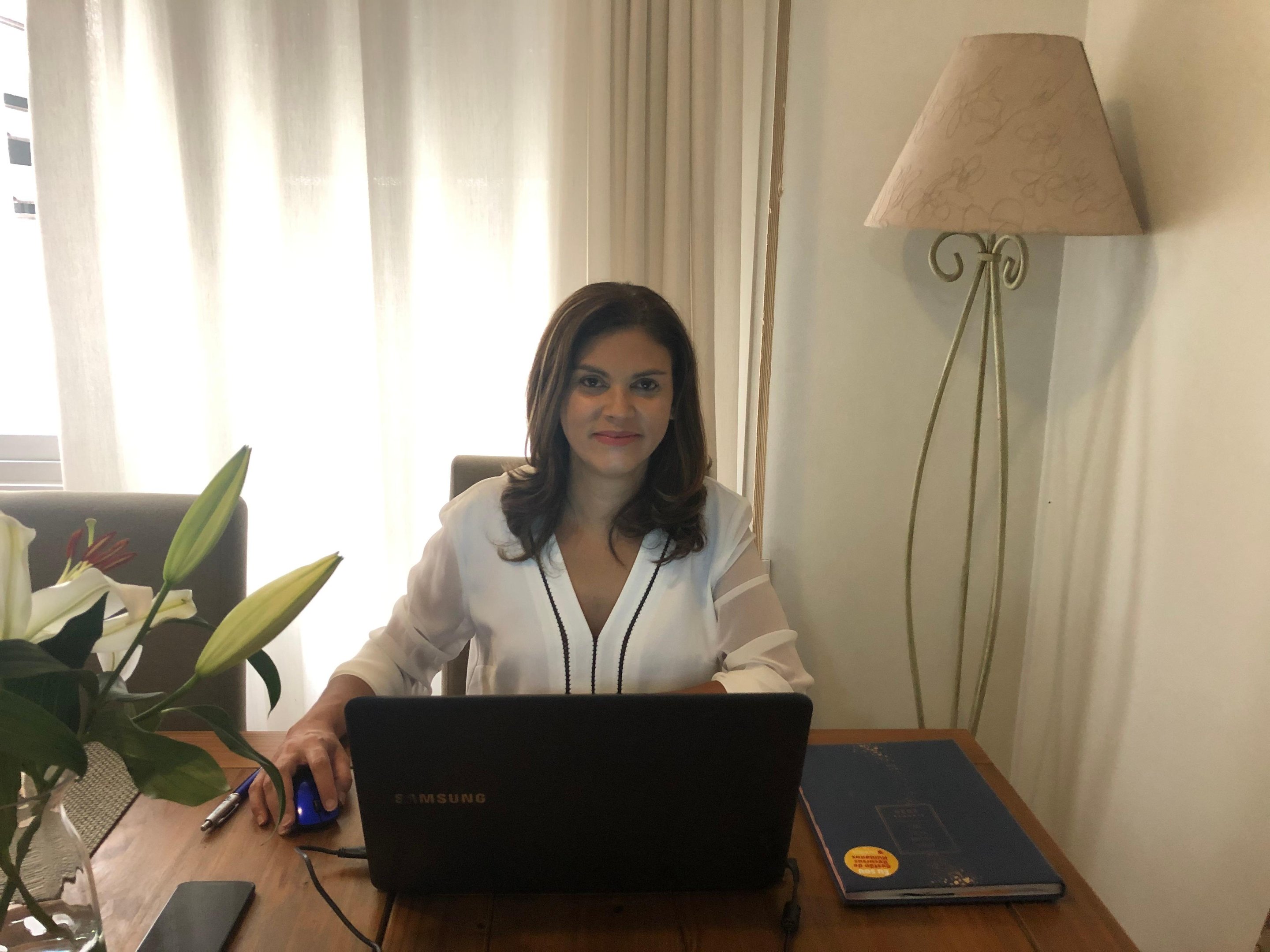 A coordenadora do N&uacute;cleo de Pr&aacute;ticas Integradas (NPI) da Escola de Neg&oacute;cios da FADERGS, Carmem Castro, fala sobre como as empresas e os trabalhadores precisar&atilde;o se reinventar