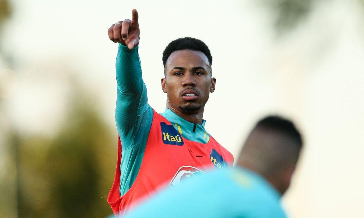 Zagueiro vem se destacando na Inglaterra