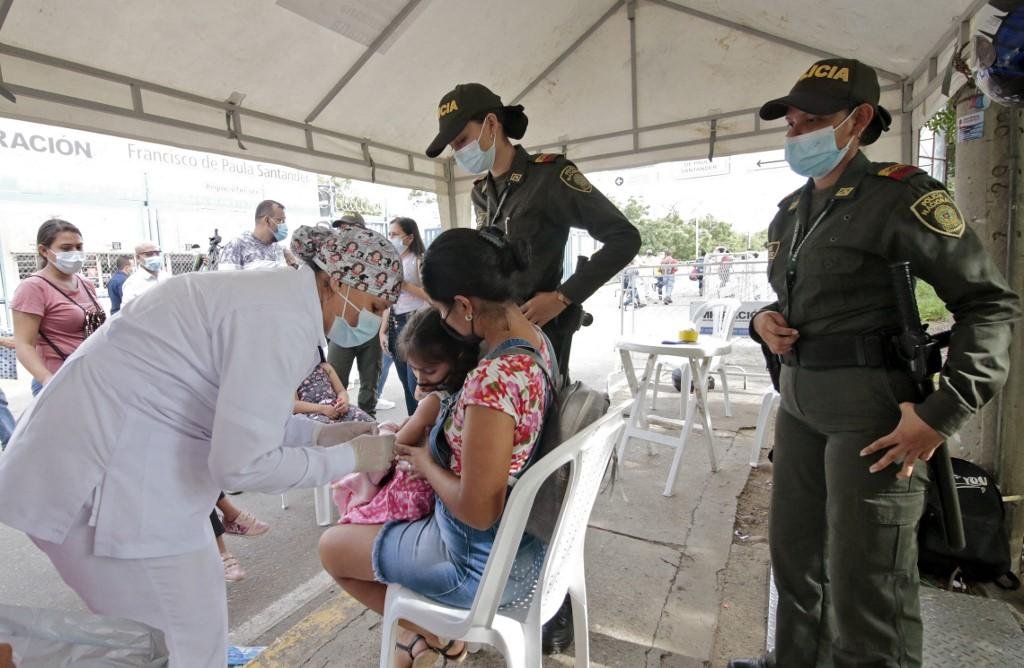 Academia Nacional de Medicina expressou "preocupa&ccedil;&atilde;o" porque a vacina n&atilde;o foi testada especificamente para grupo et&aacute;rio