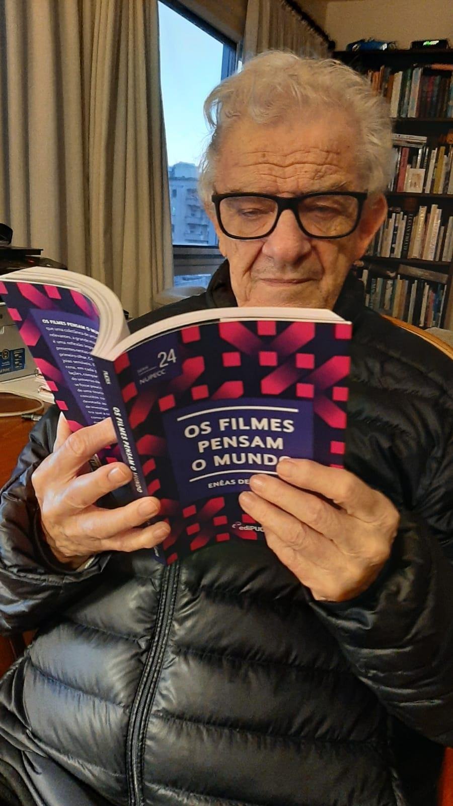 Dividido em duas partes, o livro traz na primeira, 25 artigos publicados de 2003 a 2019 na Teorema, organizados conforme a origem - dez do cinema brasileiro, nove do cinema americano e seis do cinema europeu - e na segunda parte, o in&eacute;dito "Cinema &eacute; energia, fic&ccedil;&atilde;o e pensar," onde o autor apresenta sua teoria sobre a for&ccedil;a do cinema e o poder desafiador da fic&ccedil;&atilde;o.