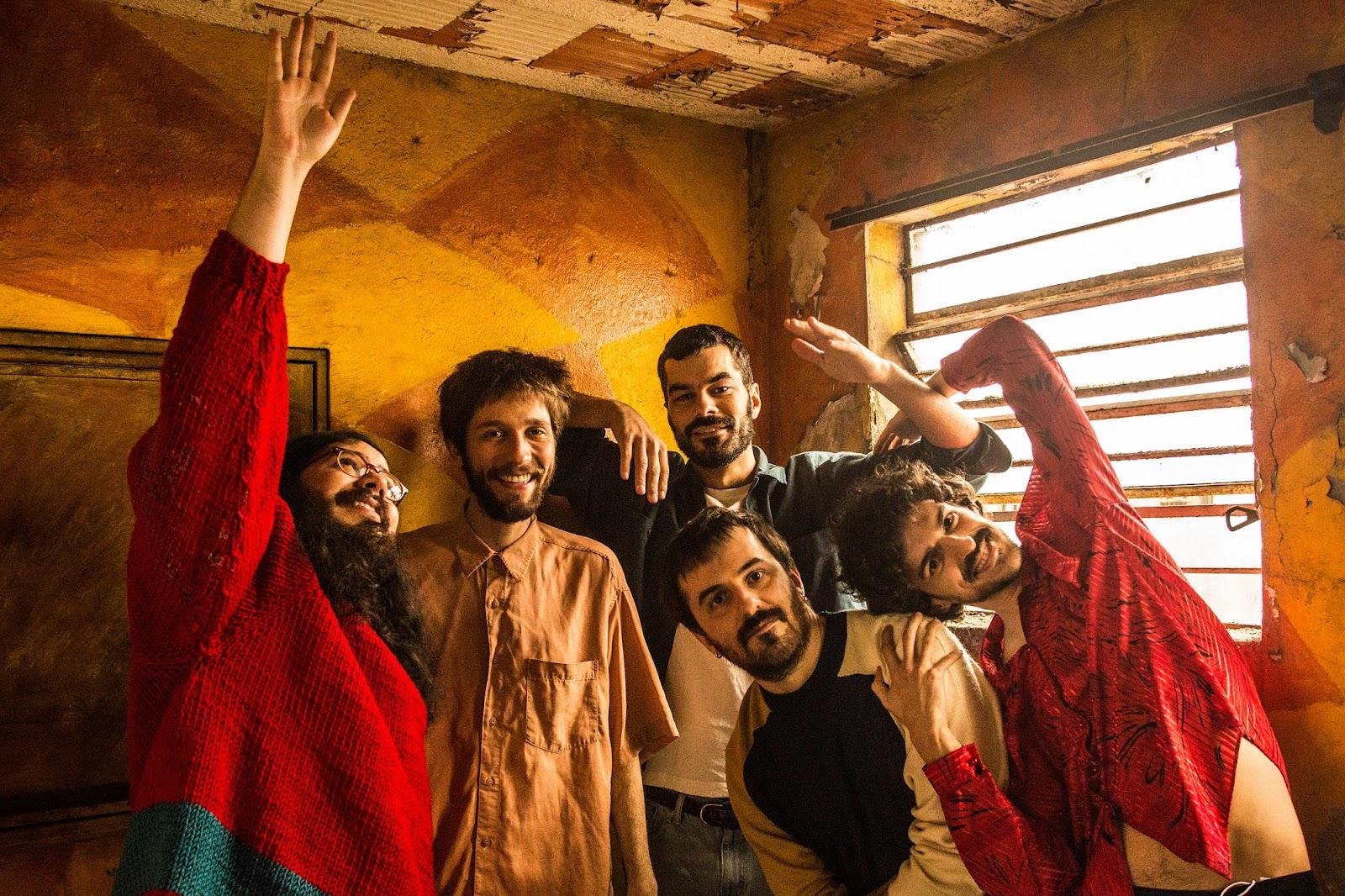 O coletivo de m&uacute;sicos Recreio apresenta uma sonoridade sem amarras que vai do indie pop &agrave; neo-psicodelia