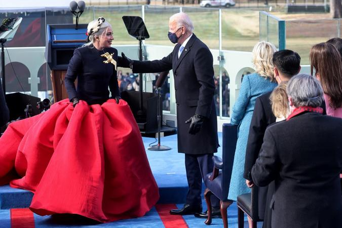 Lady Gaga n&atilde;o deixou claro se o vestido foi feito com um material &agrave; prova de bala ou se ela utilizou um colete por baixo da vestimenta