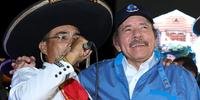 Daniel Ortega ao lado de um mariachi