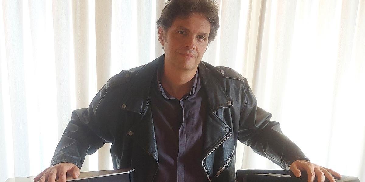 Eloy Fritsch mant&eacute;m carreira solo em paralelo com a banda Progressiva Apocalypse