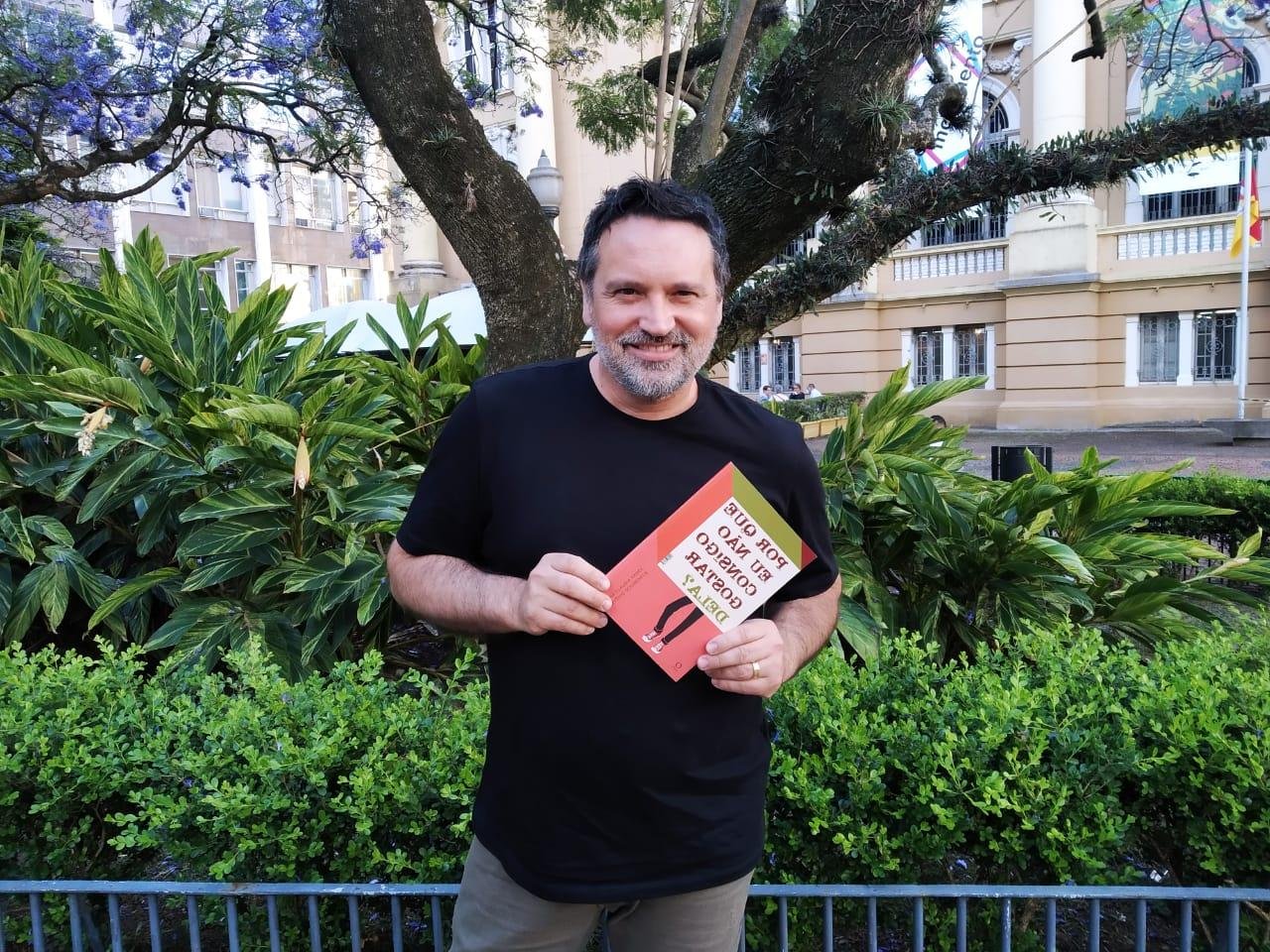Ant&ocirc;nio Schimenek, autor de "Por que eu n&atilde;o consigo gostar dele/dela?"