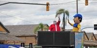 Papai Noel e Carteirito passearam pela cidade divulgando a campanha nesta quinta-feira