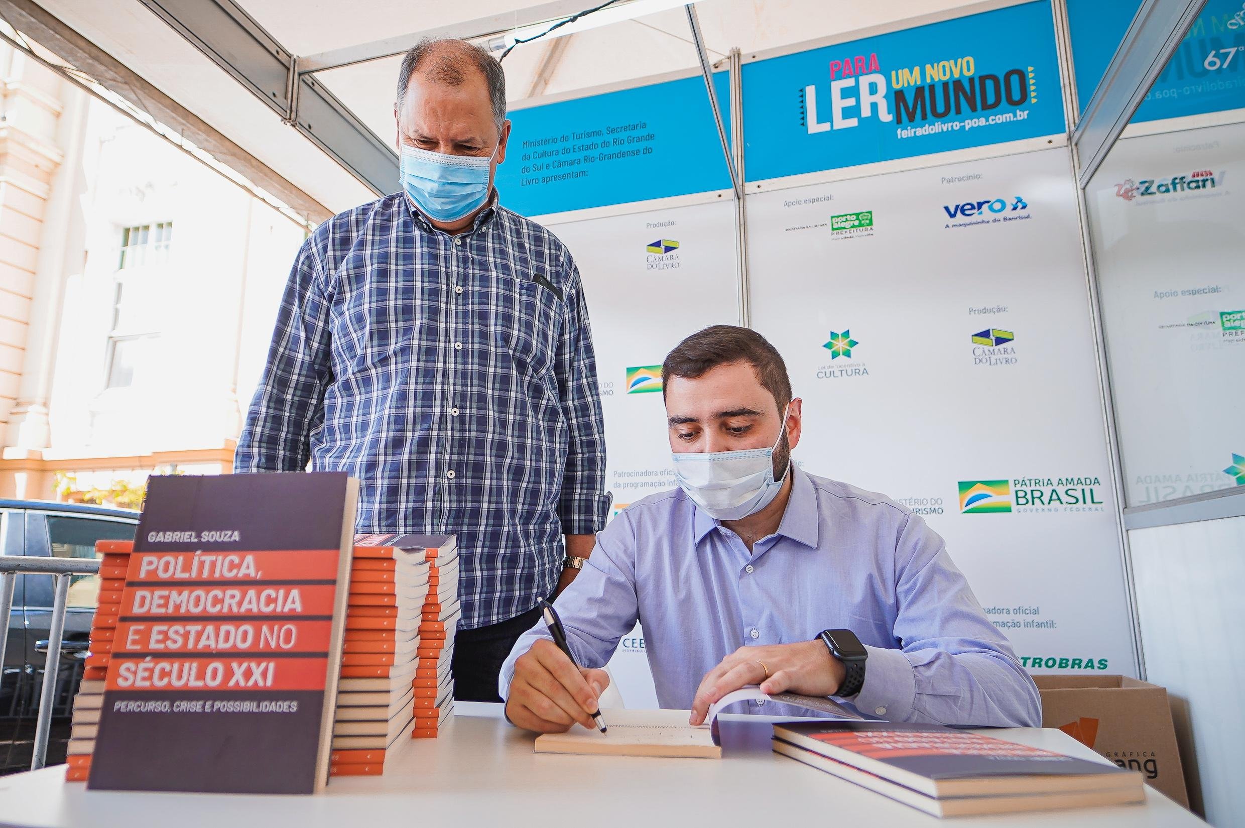 Poss&iacute;veis nomes do MDB para disputa ao Piratini, Gabriel Souza autografou livro do deputado Alceu Moreira