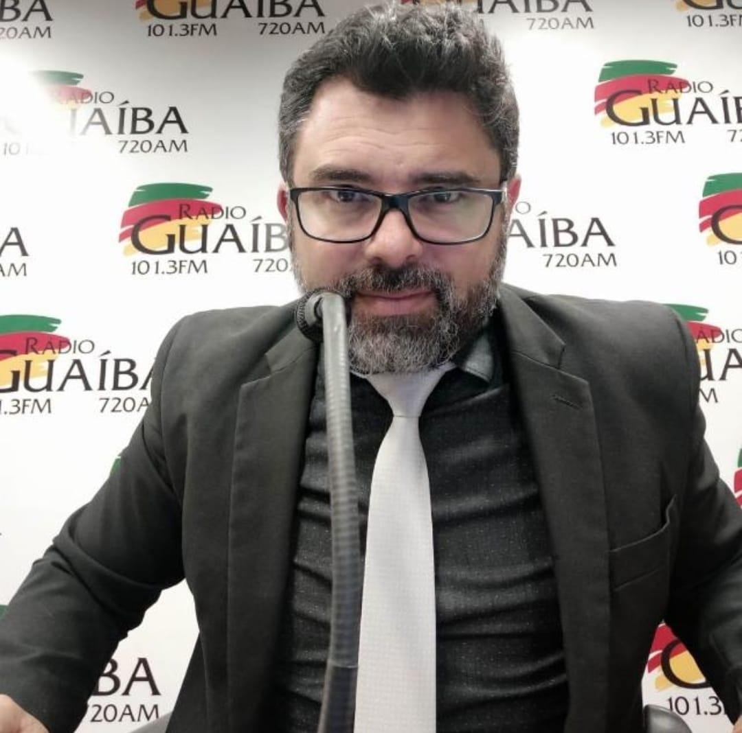 Jornalista e escritor Fabiano Brasil, da R&aacute;dio Gua&iacute;ba, participa da programa&ccedil;&atilde;o