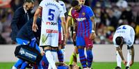 Barcelona informa que Agüero ficará afastado por ao menos 3 meses