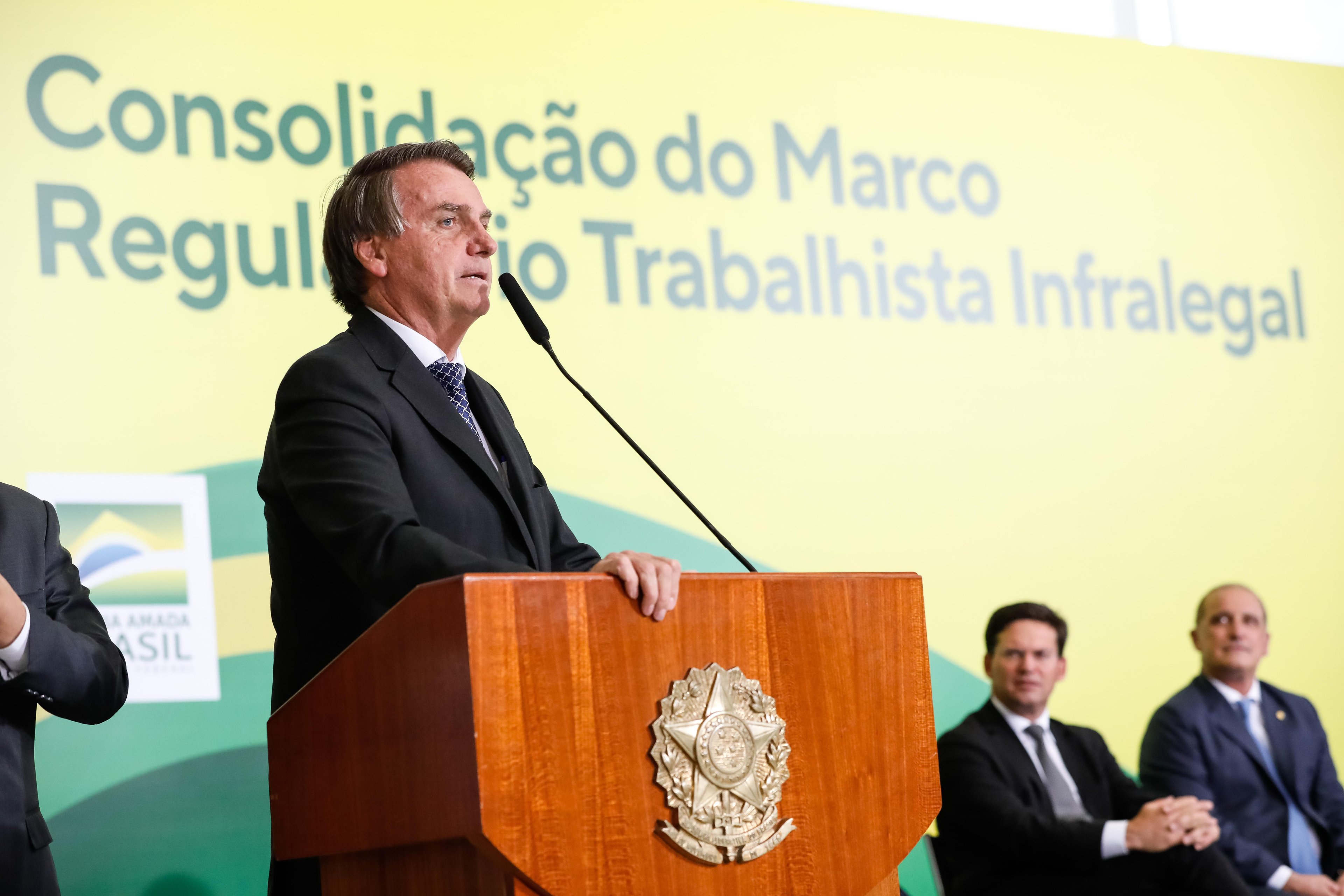 Presidente falou nas redes sociais que a medida visa reduzir o desemprego  no pa&iacute;s