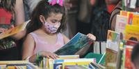 Crianças se tornam leitoras e frequentadoras da Feira do Livro após o primeiro contato com a literatura
