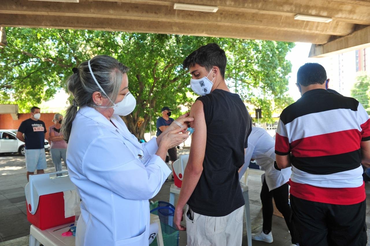 Vacina&ccedil;&atilde;o segue como principal medida de controle da pandemia