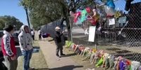 Familiares, amigos e fãs visitam memorial dedicado às vítimas em Houston
