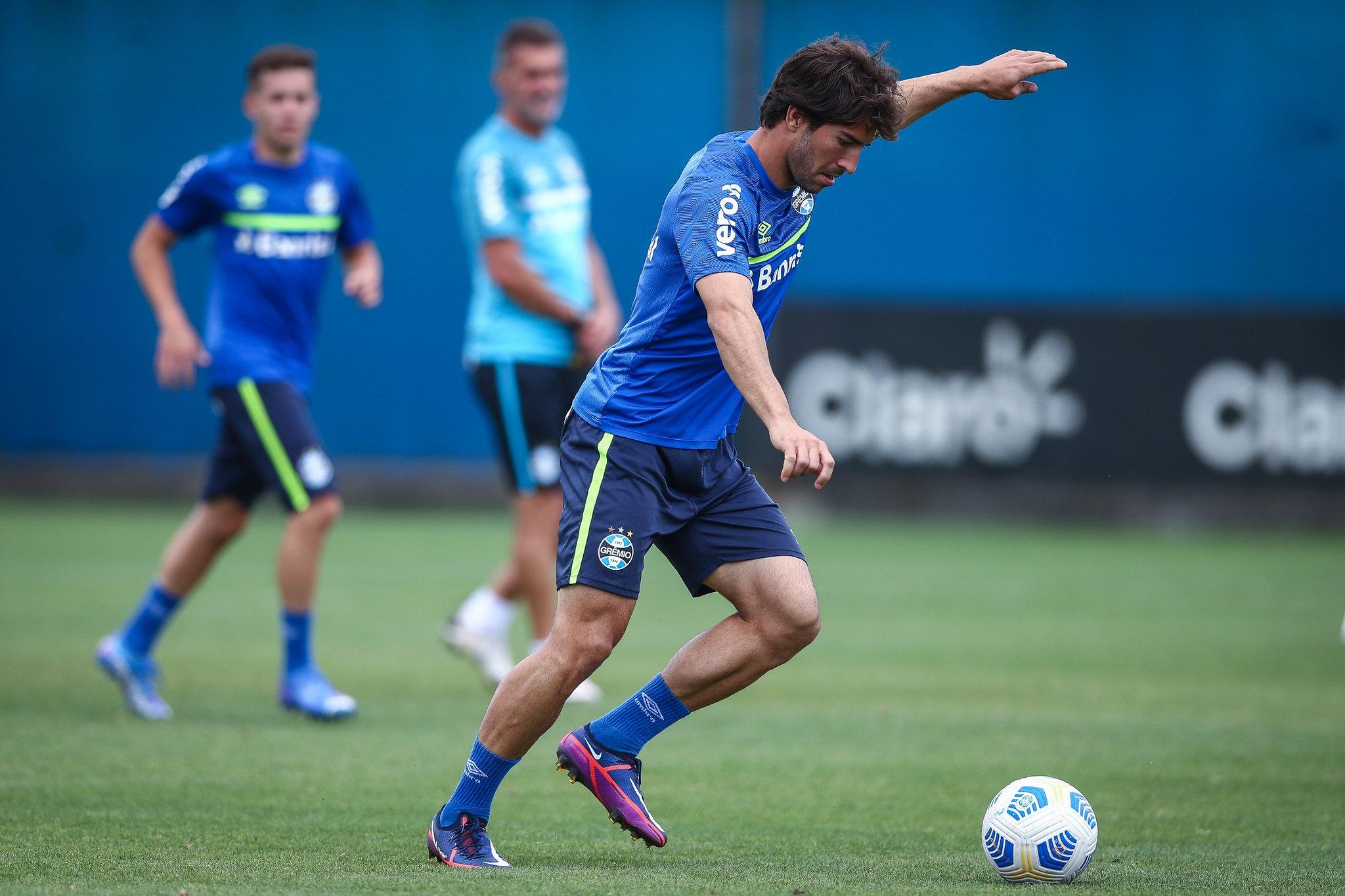 Lucas Silva deixou o campo reclamando de dores musculares