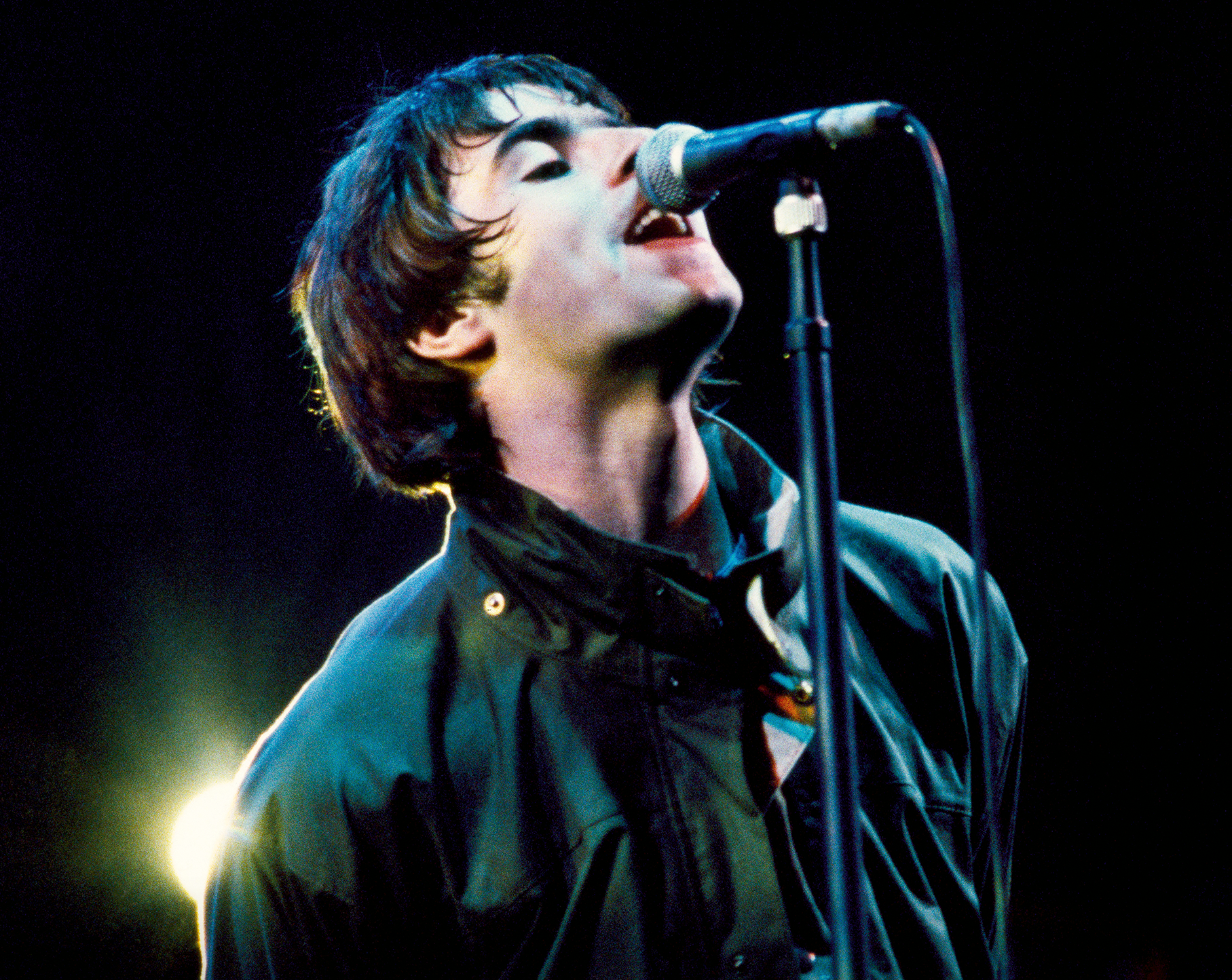 Dirigido pelo vencedor do Grammy Jake Scott, &ldquo;Oasis Knebworth 1996&rdquo; celebra um dos shows ao vivo mais ic&ocirc;nicos dos &uacute;ltimos 25 anos e investiga a rela&ccedil;&atilde;o especial entre o Oasis e seus f&atilde;s