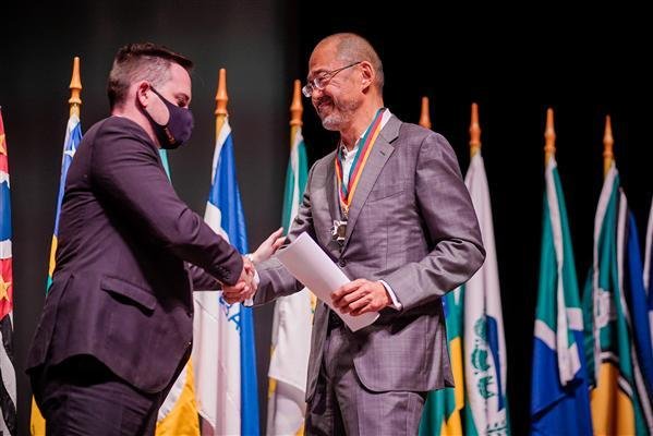 William Ling recebe a medalha M&eacute;rito Farroupilha da Assembleia Legislativa por proposi&ccedil;&atilde;o do deputado F&aacute;bio Ostermann
