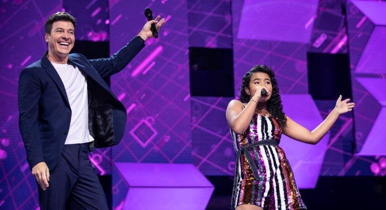 Rodrigo Faro se diverte com os jovens talentos do "Canta Comigo Teen 2"