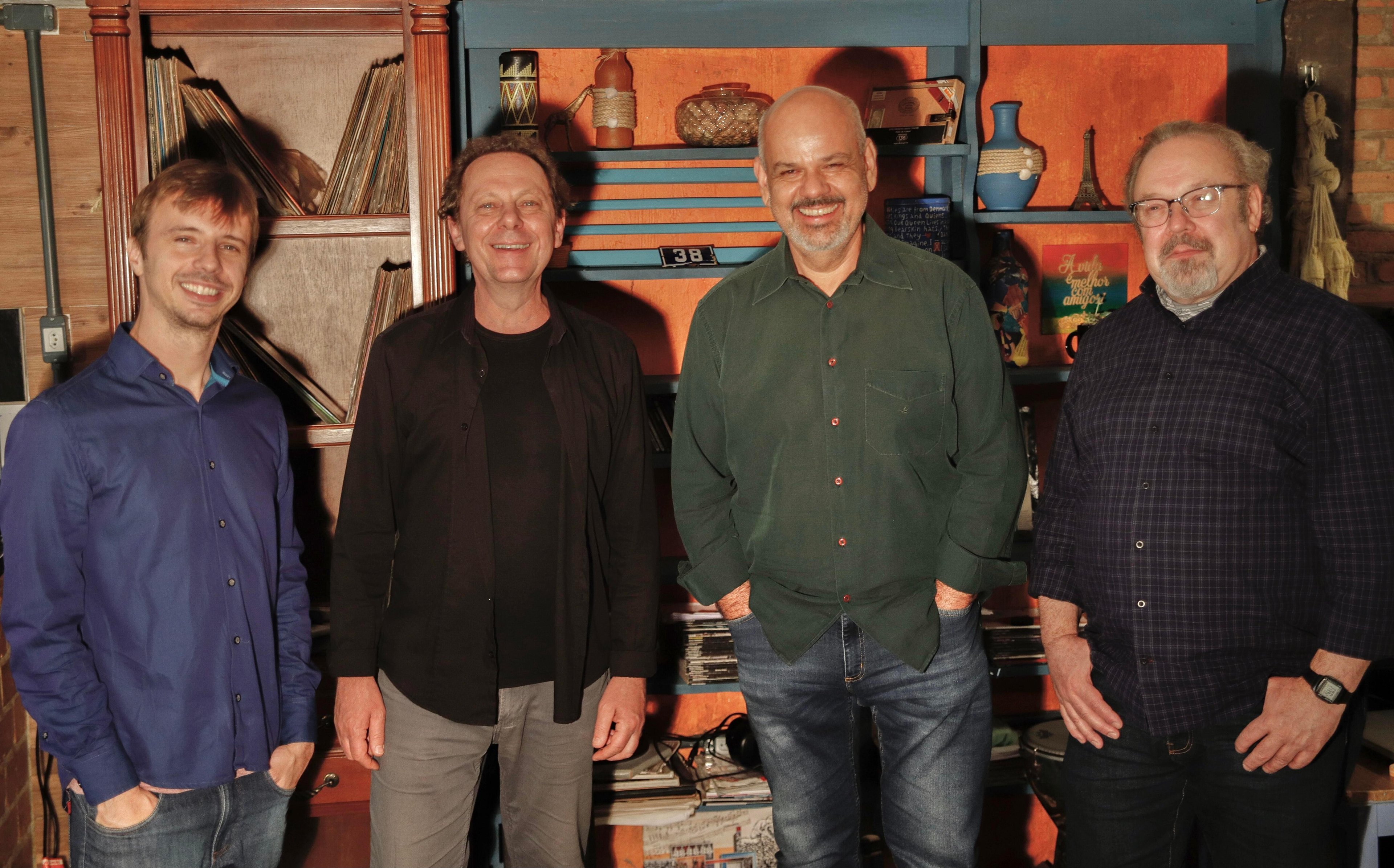 Unindo m&uacute;sica folcl&oacute;rica ga&uacute;cha, platina e jazz&iacute;stica, o grupo &eacute; formado por grandes instrumentistas