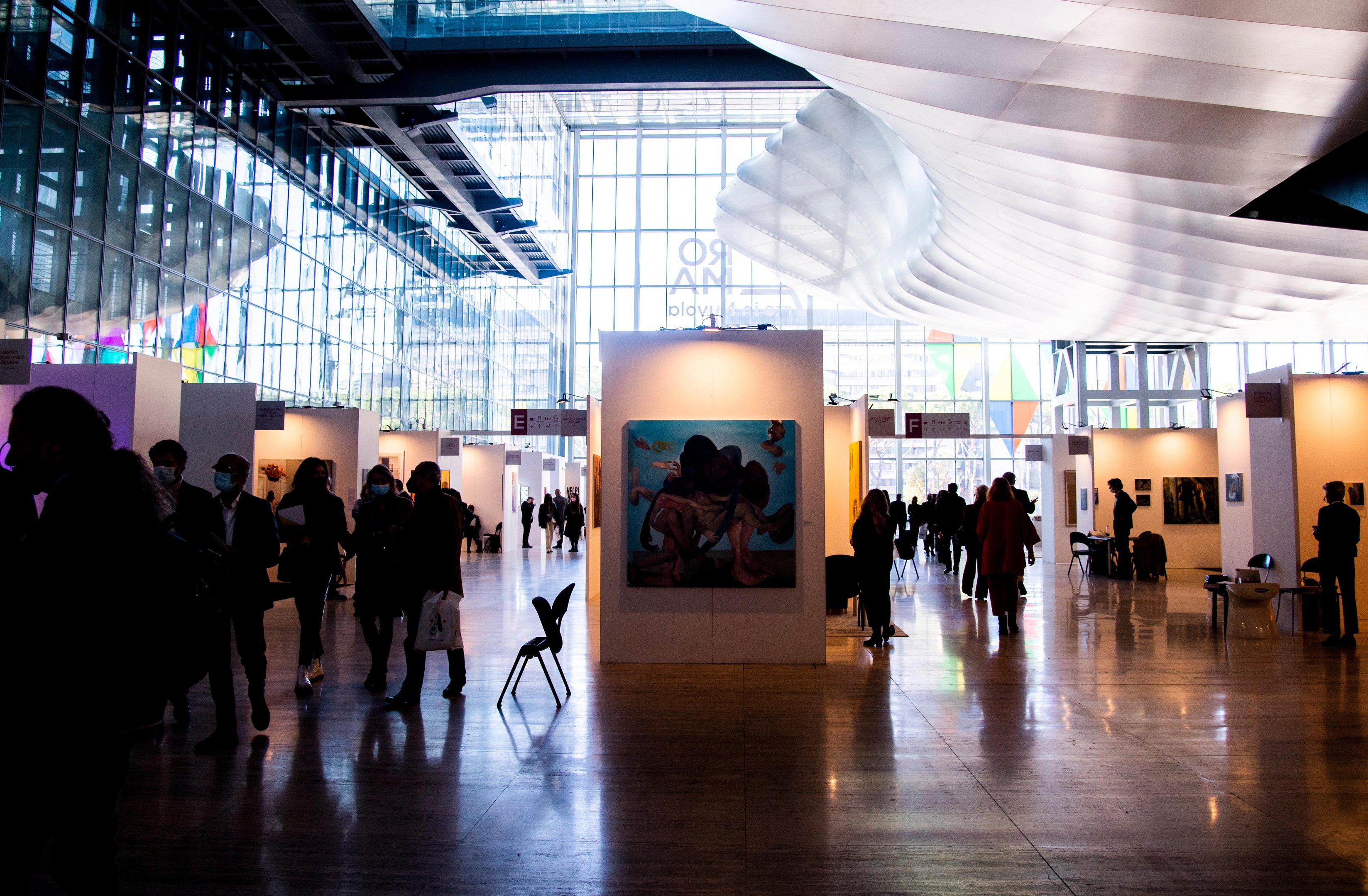 Mais de 150 galerias de arte apresentam cerca de 500 artistas na primeira feira de arte contempor&acirc;nea realizada em Roma sob o lema "Arte in Nuvola"