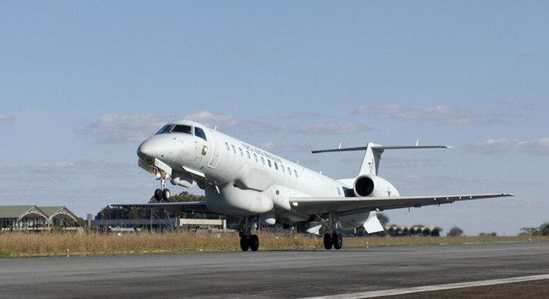 Dois avi&otilde;es da FAB interceptaram aeronave com a droga