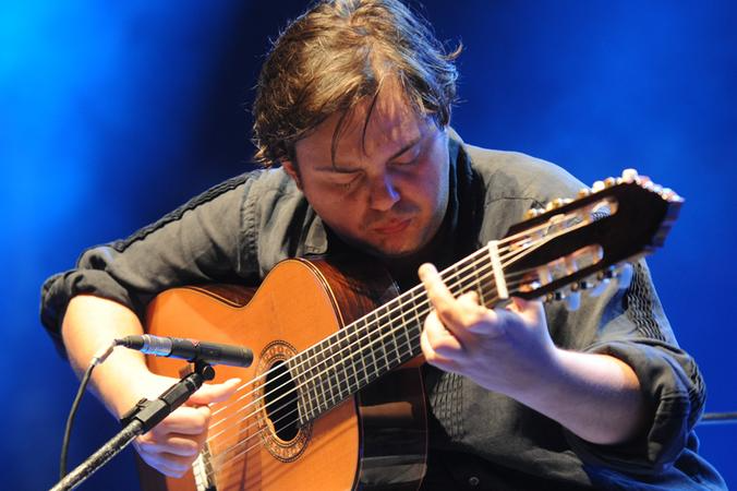 Considerado um dos maiores violonistas do mundo, o passo-fundense Yamandu Costa retorna ao Rio Grande do Sul