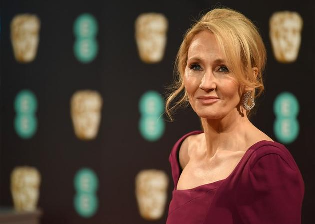 Em mensagens em rede social, Rowling afirma que tr&ecirc;s militantes "se fotografaram em frente &agrave; (sua) casa" na semana passada, "posicionando-se expressamente de forma que (meu) endere&ccedil;o fosse vis&iacute;vel", e postaram as imagens no Twitter