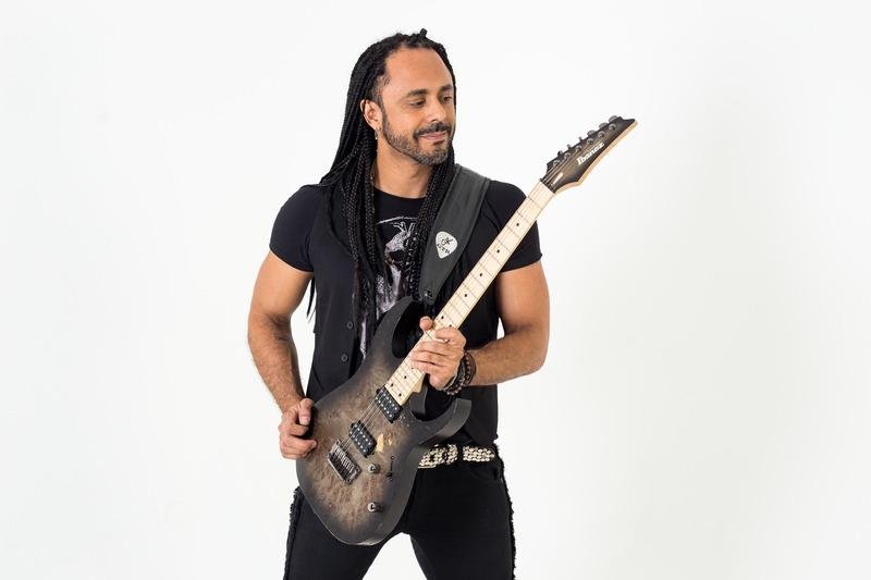 O guitarrista Marcelo Barbosa foi integrante da banda de Metal Progressivo Khallice e est&aacute; no Angra desde 2015