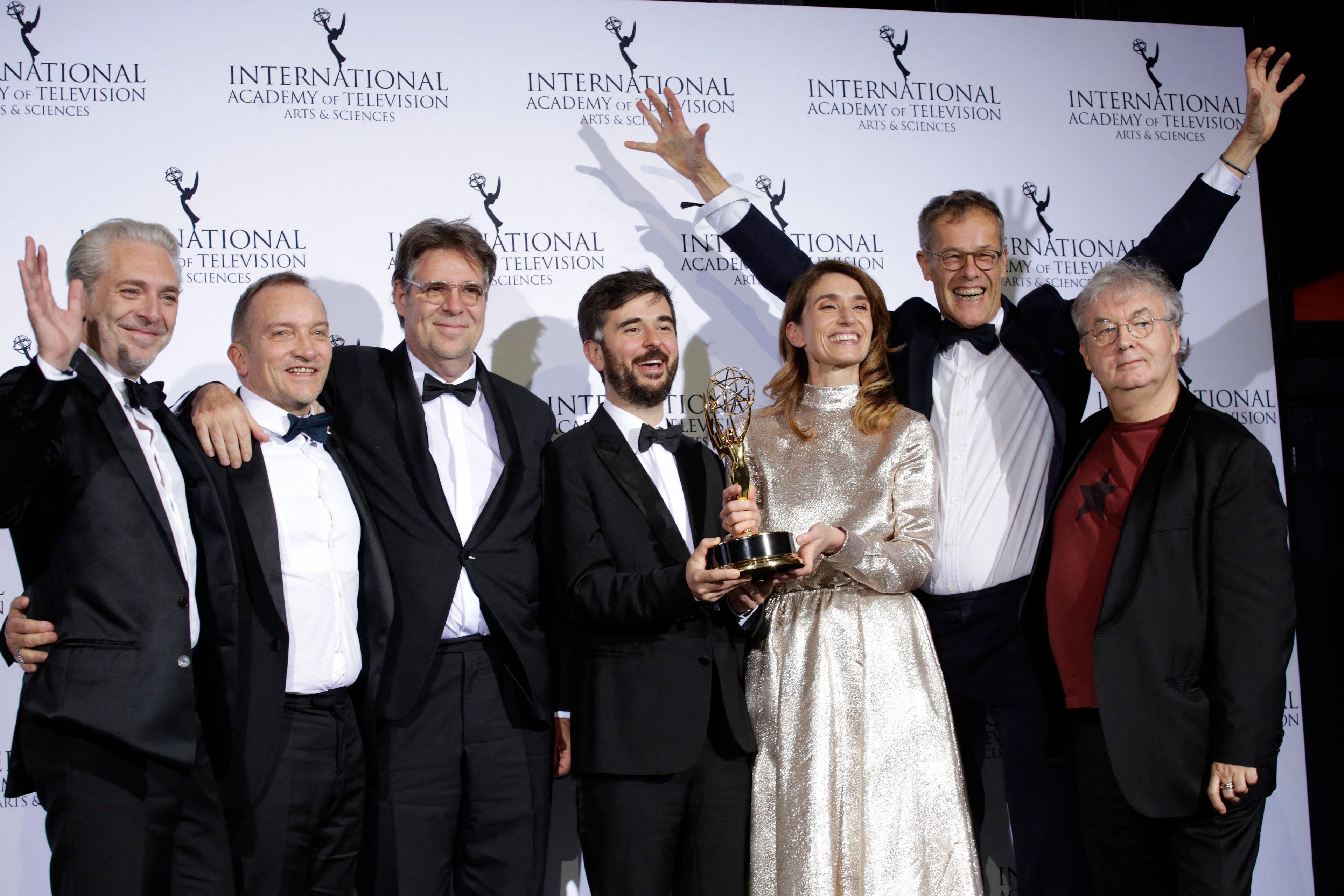 Equipe da s&eacute;rie "Dix pour cent" comemora a vit&oacute;ria no Emmy Internacional