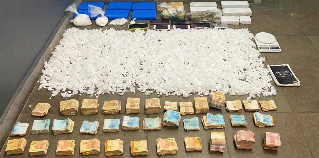 Houve ainda a apreens&atilde;o de mais de 13 quilos de drogas