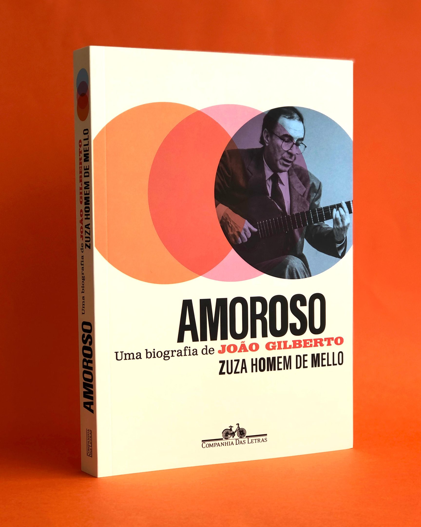 Pela  Companhia das Letras, livro n&atilde;o apenas revisita a vida e obra do criador da bossa nova, como tamb&eacute;m &eacute; uma celebra&ccedil;&atilde;o da admira&ccedil;&atilde;o do autor para com o amigo.