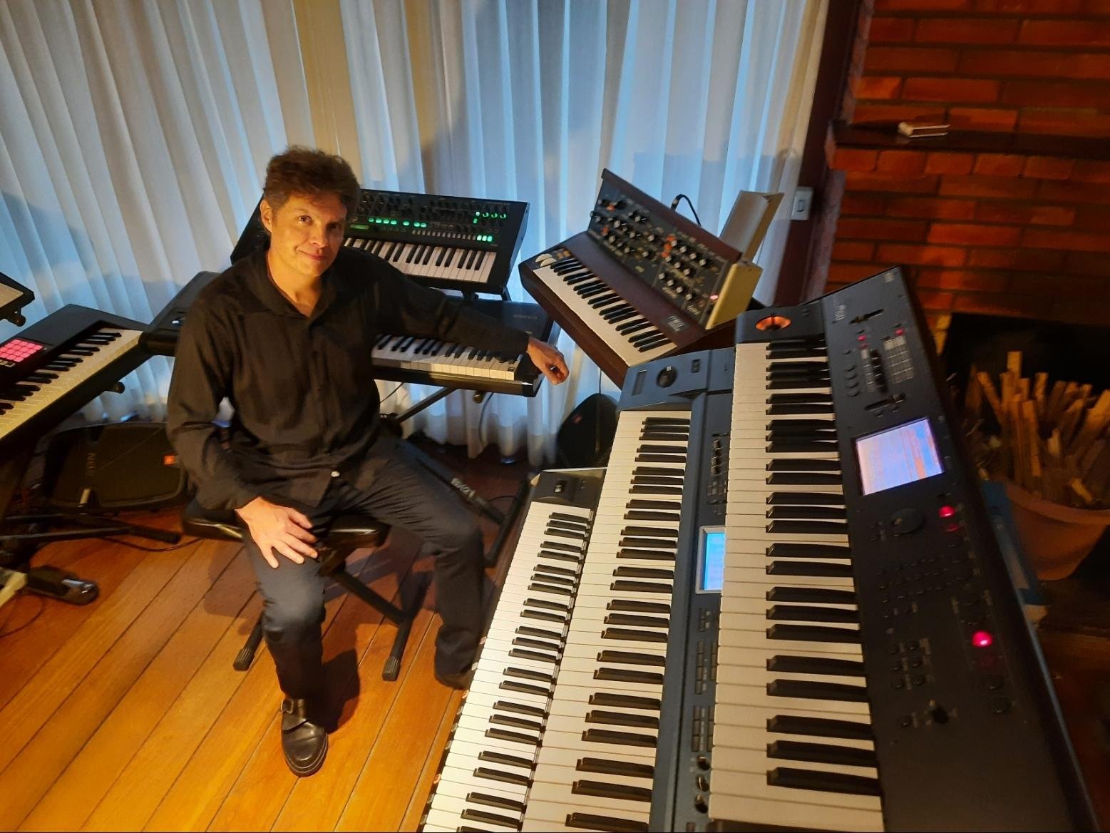 Fritsch toca teclado desde 1983 quando criou com amigos a banda de Rock Progressivo Apocalypse