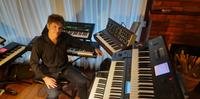 Fritsch toca teclado desde 1983 quando criou com amigos a banda de Rock Progressivo Apocalypse