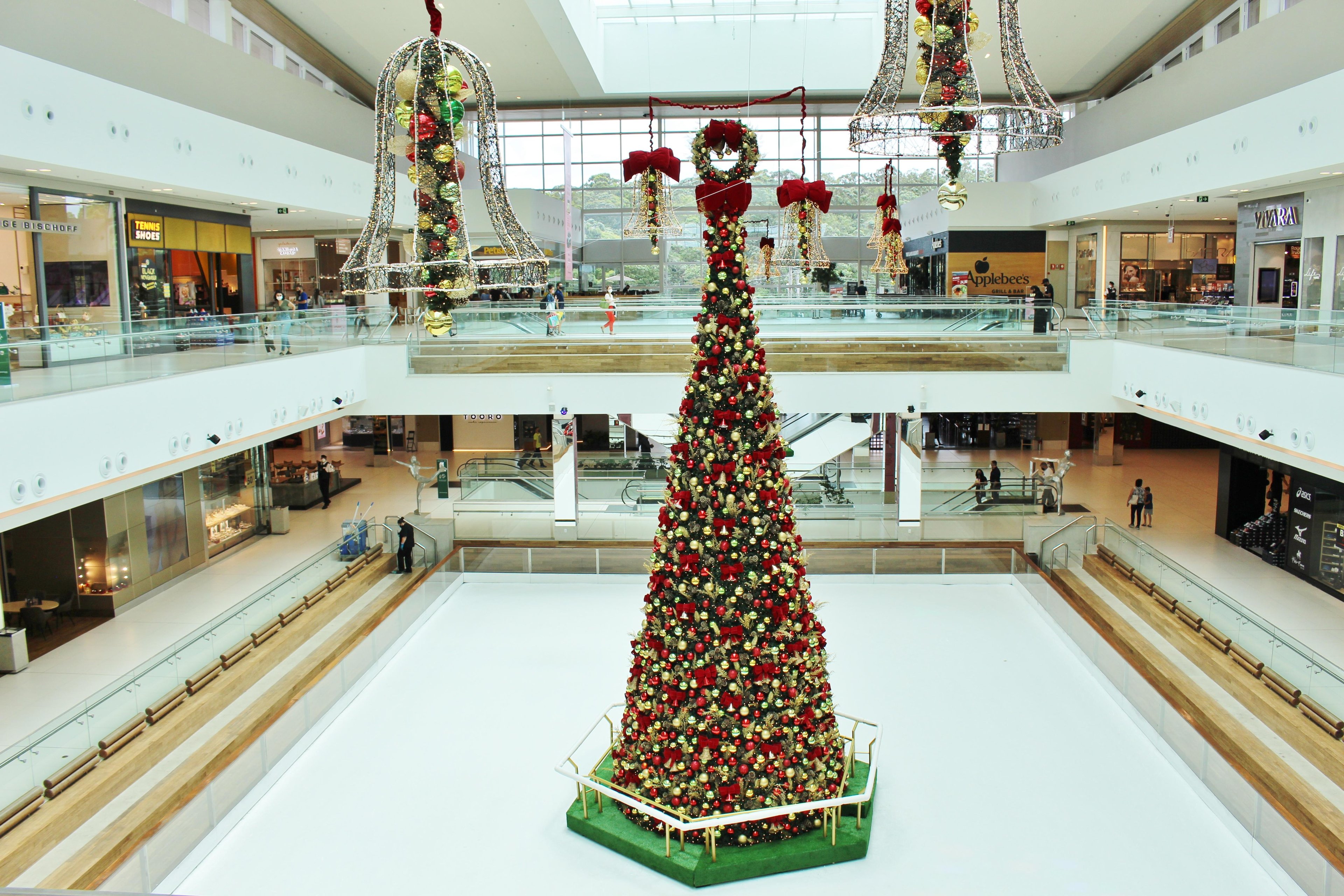 Shows ser&atilde;o realizados na pista de patina&ccedil;&atilde;o que tem na &aacute;rea central uma &Aacute;rvore de Natal de 11m de altura