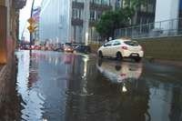 Na esquina da Rua Caldas Júnior com 7 de setembro a via também ficou inundada