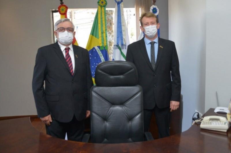 Alex Carniel e S&eacute;rgio Chesini protocolaram recursos