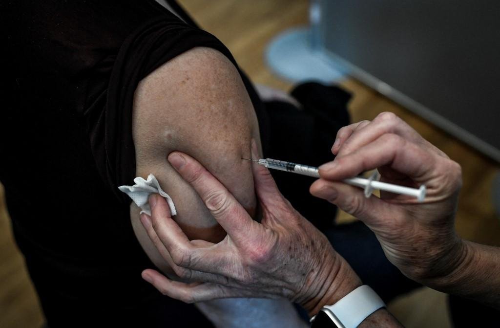 Diretor do Oxford Vaccine Group considerou "altamente improv&aacute;vel" que nova cepa se propague com for&ccedil;a entre vacinados