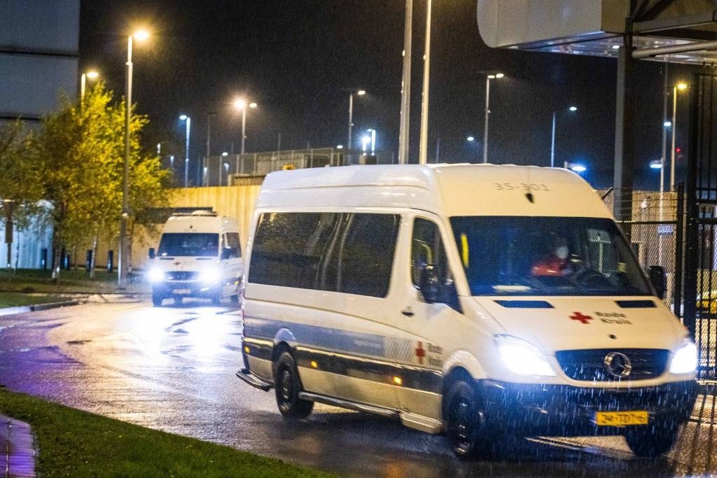Contaminados ficar&atilde;o isolados em um hotel e pesquisadores v&atilde;o analisar se h&aacute; evid&ecirc;ncias de incid&ecirc;ncia da nova cepa