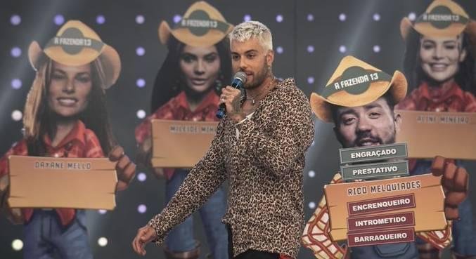 Gui Araujo coloca as famosas "plaquinhas" nos ex-companheiros de reality