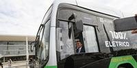 Bolsonaro dirigiu o ônibus elétrico na praça dos Três Poderes, em Brasília