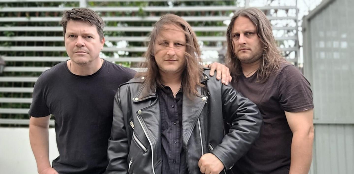 Com influ&ecirc;ncias de Black Sabbath, Ramones, Kraftwerk, Sepultura e David Bowie, a banda n&atilde;o se prende a um estilo, mas tem o Heavy Metal como guia