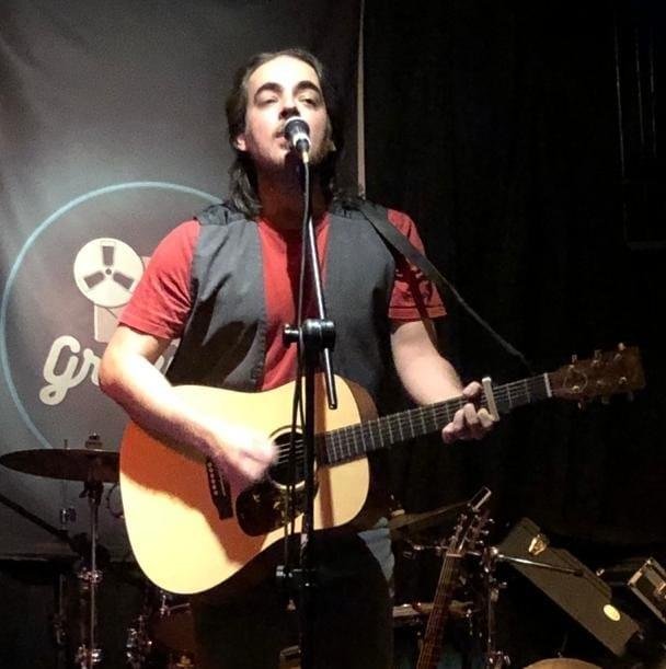 Cantor, compositor e produtor Diego Lopes, desde 2005 &eacute; baixista da Ac&uacute;sticos & Valvulados