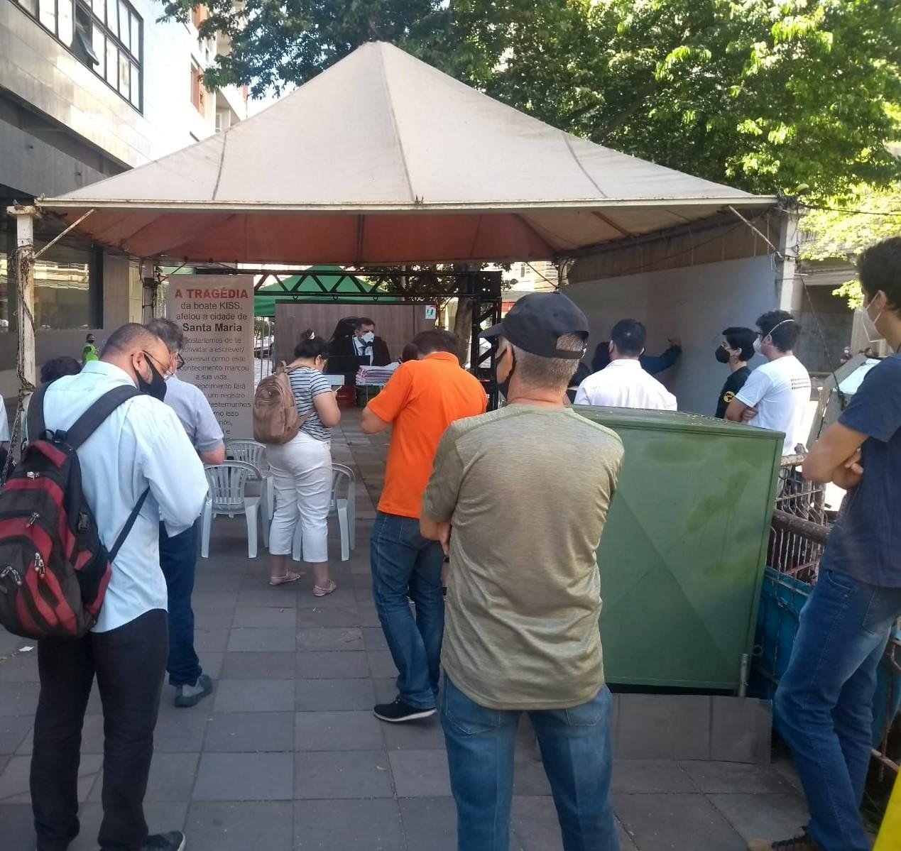 Um dos tel&otilde;es est&aacute; instalado na tenda da Kiss