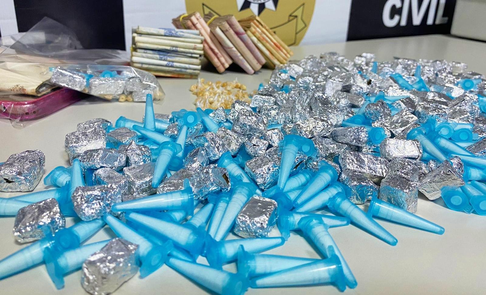 Al&eacute;m da drogas, os agentes recolheram R$ 1,6 mil em dinheiro