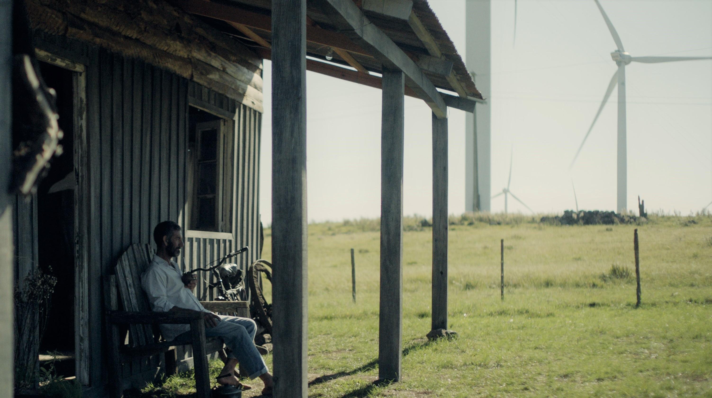 Com linguagem h&iacute;brida entre fic&ccedil;&atilde;o e o documental, o longa-metragem tem como protagonista um n&atilde;o-ator, um ex-pe&atilde;o de est&acirc;ncia, Hugo Noguera