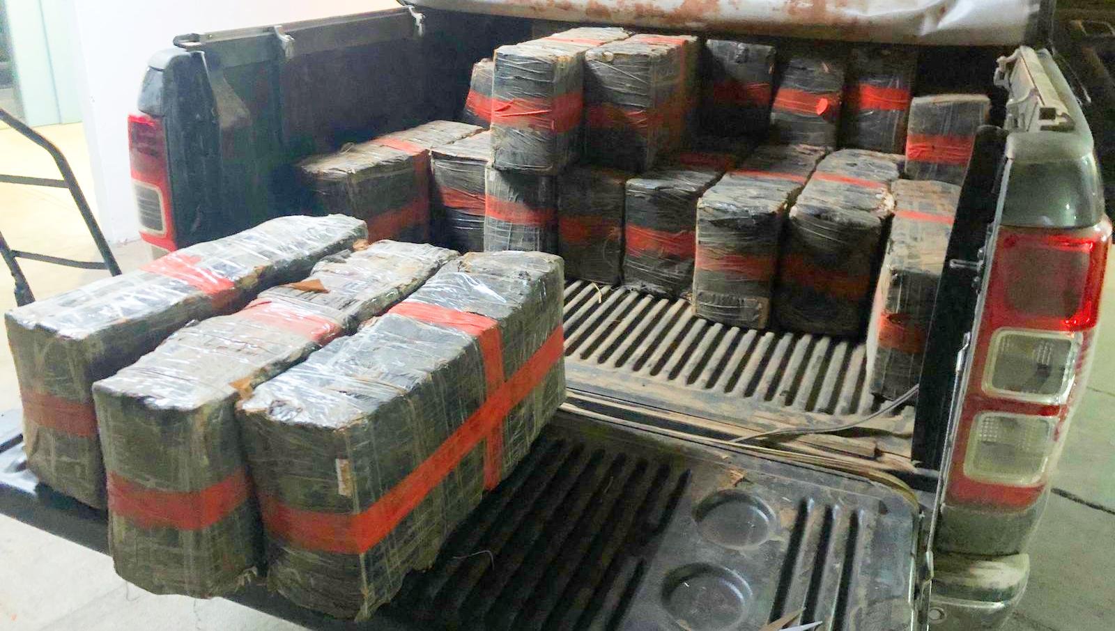 Fardos da droga estavam em uma caminhonete abandonada pelos traficantes