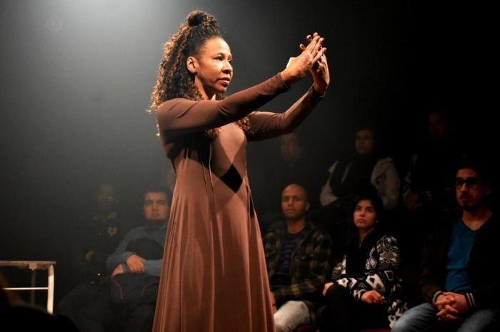 Celina Alc&acirc;ntara (PPGAC Ufrgs), que protagoniza o espet&aacute;culo "A Mulher Arrastada", participa no dia 8 (quarta) do painel "Aquilombamento de for&ccedil;as para pensar a Mulher Negra"