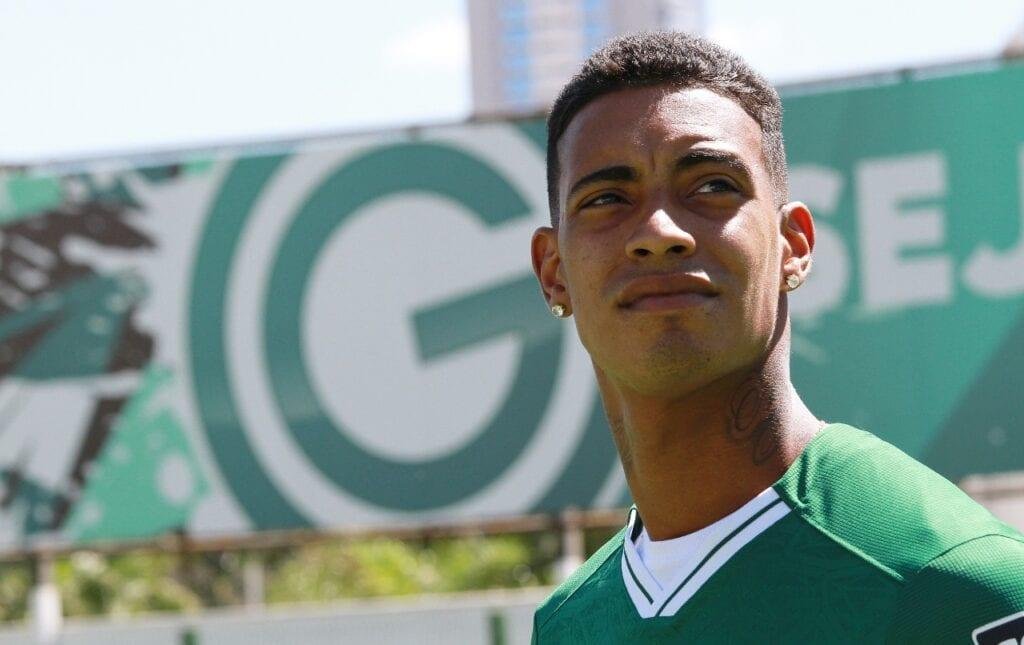 Alef Manga est&aacute; mais perto de acerto com o Botafogo