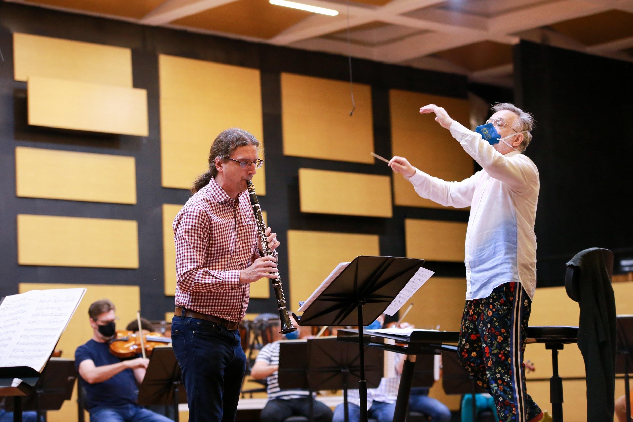 O regente conduz a Sinf&ocirc;nica por programa variado hoje, que inclui dois gigantes da hist&oacute;ria da m&uacute;sica, Sibelius e Ravel, e o premiado m&uacute;sico
brasileiro Daniel Wolff